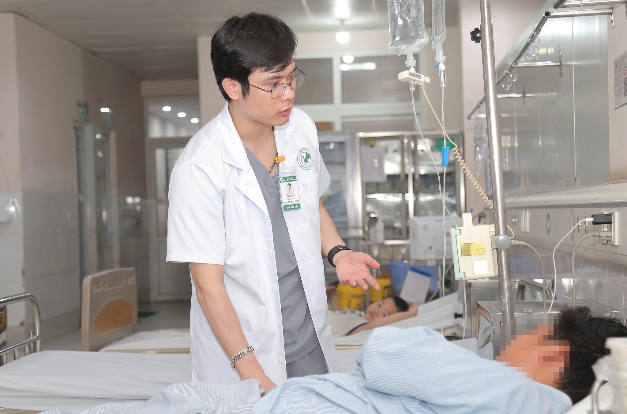Bác sĩ thăm khám cho bệnh nhân bị say nắng.&nbsp;