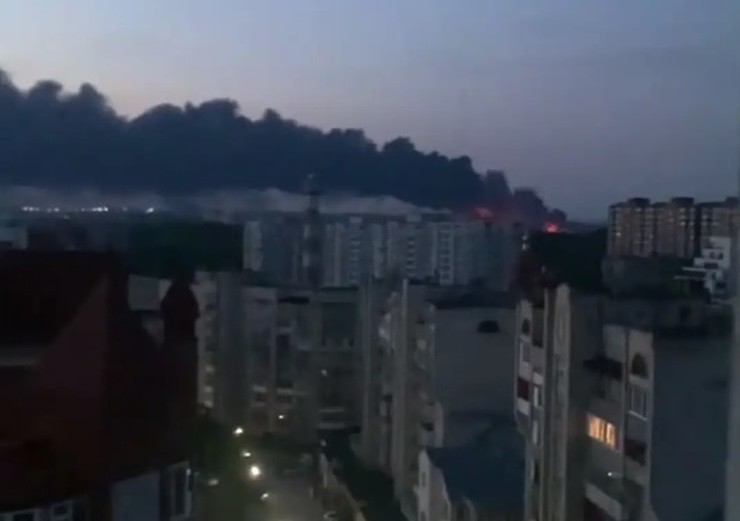 Khói bốc lên trên bầu trời ở Ukraine sau cuộc không kích của Nga. Ảnh: Topwar.ru.