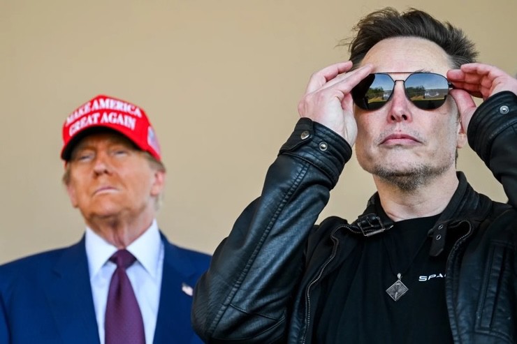 Tỷ phú Elon Musk và ông Trump cùng theo dõi sự kiện SpaceX phóng thử tàu vũ trụ Starship vào ngày 19/11/2024. Ảnh: Brandon Bell/Getty Images.