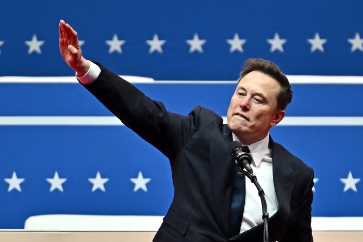 Tỷ phú Elon Musk gây tranh cãi với cử chỉ tay khi phát biểu tại sự kiện nhậm chức của ông Trump vào ngày 20/1/2025. Ảnh: AFP.