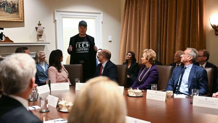 Tỷ phú Elon Musk tham dự cuộc họp nội các đầu tiên của chính quyền ông Trump. Ảnh: BBC.