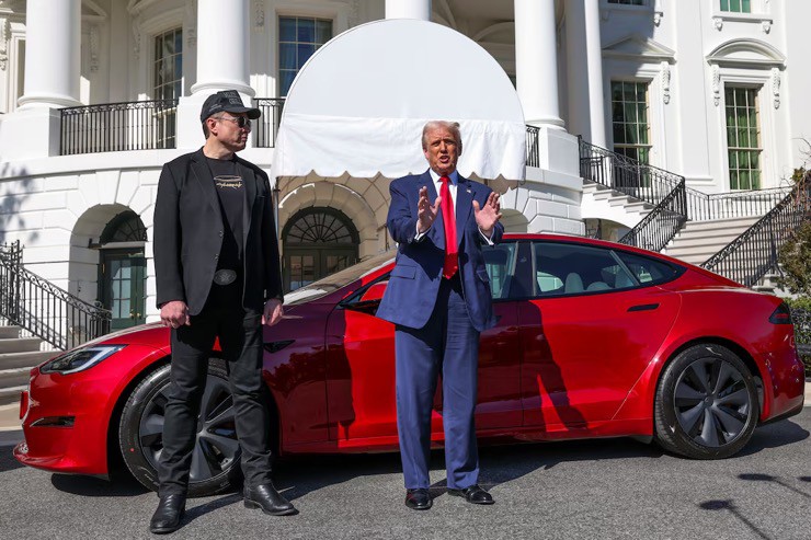 Ông Trump từng tuyên bố sẽ mua xe điện Tesla để ủng hộ tỷ phú Elon Musk. Ảnh: Reuters.