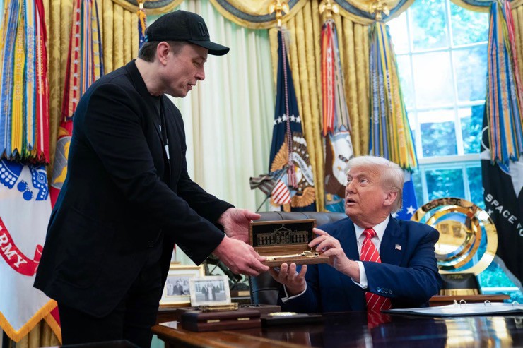 Ông Trump trao “chìa khóa vàng” cho ông Musk, đánh dấu ngày tỷ phú giàu nhất thế giới kết thúc quãng thời gian làm việc ở Nhà Trắng. Ảnh: AFP.