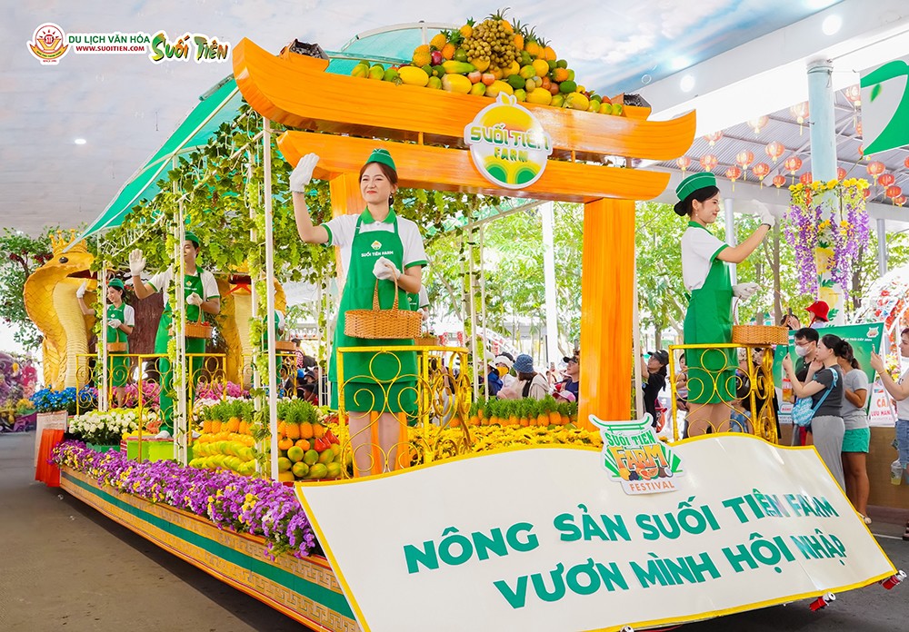 Hè vui trọn vẹn trong từng sắc phục, tiếng nhạc của show diễu hành tại Lễ hội Trái cây Nam Bộ