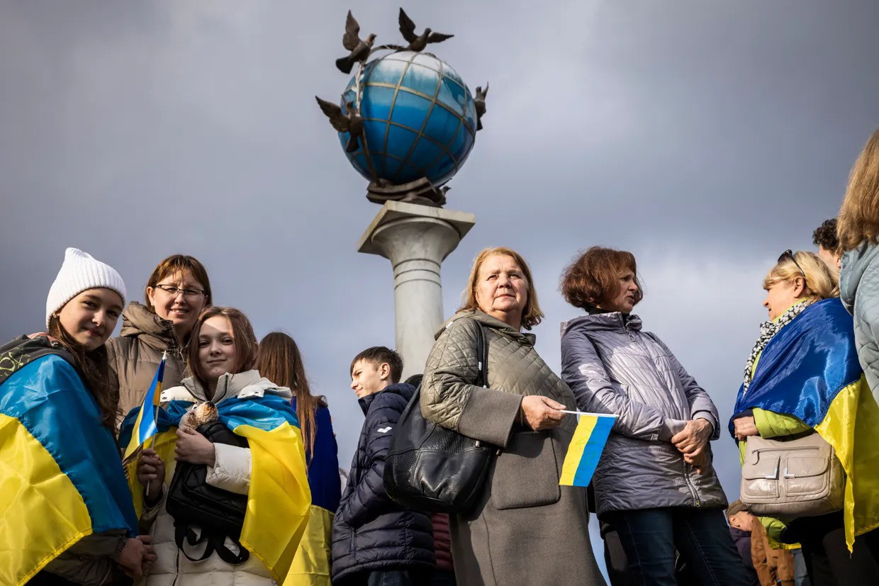 Người dân Ukraine tập trung tại một quảng trường ở Kherson năm 2022. Ảnh: Getty
