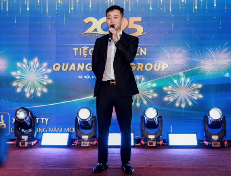 Quang Linh Vlogs trong một sự kiện của Quang Linh Group.