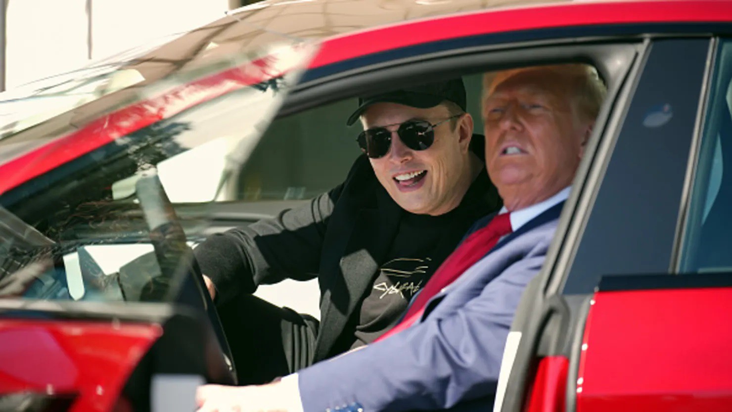 Tổng thống Donald Trump và Cố vấn cấp cao Nhà Trắng, Giám đốc điều hành Tesla và SpaceX Elon Musk ngồi trong chiếc Model S tại bãi cỏ phía Nam của Nhà Trắng vào ngày 11/3/2025 tại Washington, DC.