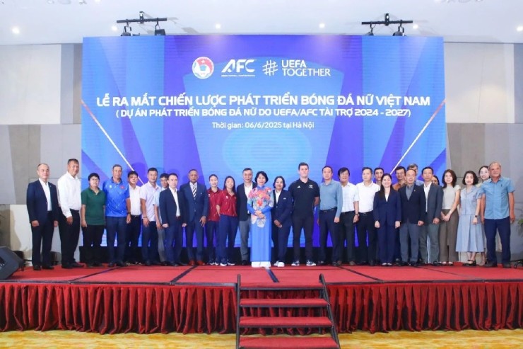 Lễ công bố Chiến lược phát triển bóng đá nữ Việt Nam 2024–2027, thuộc dự án nhận tài trợ từ UEFA và AFC. Ảnh VFF