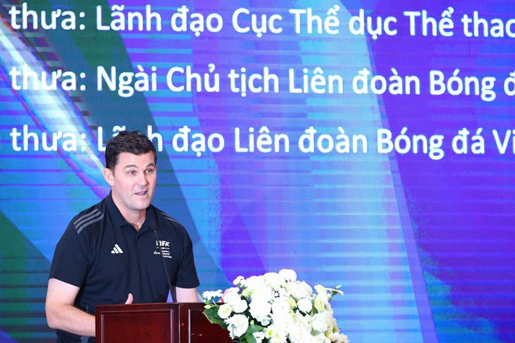 Ông Simon Toselli, chuyên gia bóng đá nữ FIFA tin tưởng vào sự phát triển của bóng đá nữ Việt Nam. Ảnh VFF