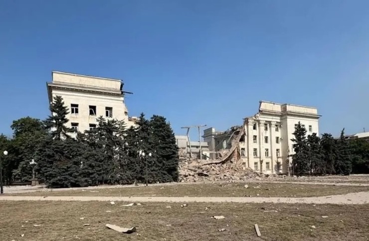 Tòa nhà chính quyền vùng Kherson của Ukraine gần như bị phá hủy hoàn toàn sau khi Nga dội bom UPAB-1500B. Ảnh: Topcor.ru.