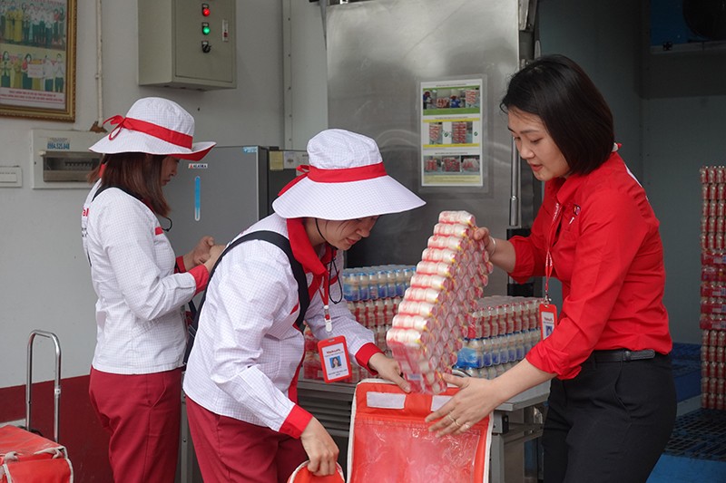 Chị Tào Thị Phương Hoa - Quản lý cửa hàng Yakult Hoàng Cầu, Hà Nội