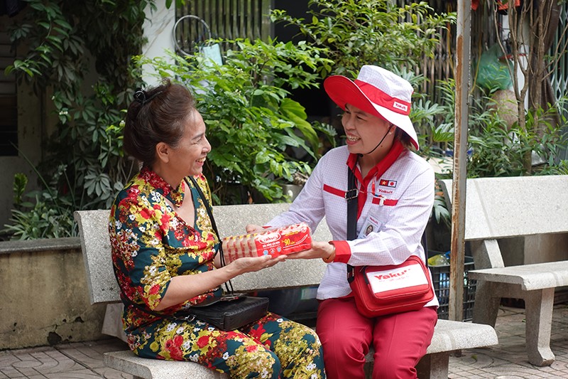 Chị Nguyễn Thị Hoa ghé thăm và giao sữa cho khách hàng