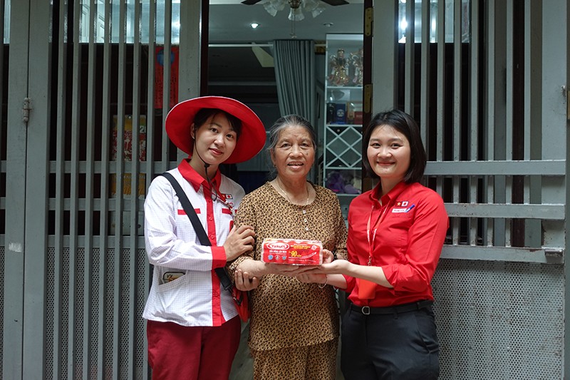 Chị Tào Thị Phương Hoa đồng hành 1-1 hướng dẫn Yakult Lady mới