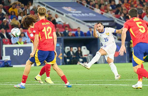 Hàng thủ TBN không tài nào đương đầu nổi các pha xử lý của Cherki