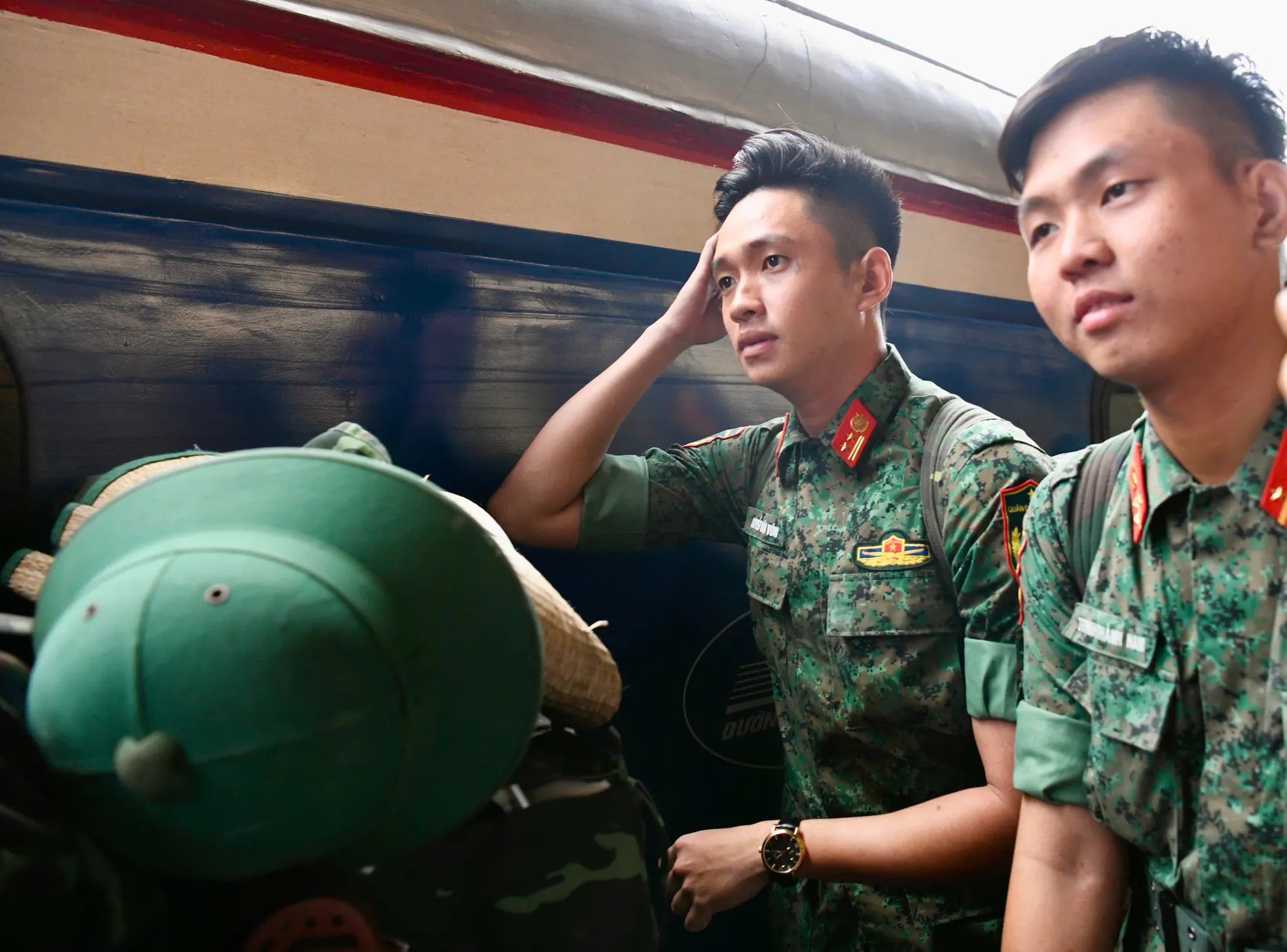 Phong thái điềm tĩnh của &#39;nam thần quân đội&#39; Lê Hoàng Hiệp thu hút sự chú ý - 6