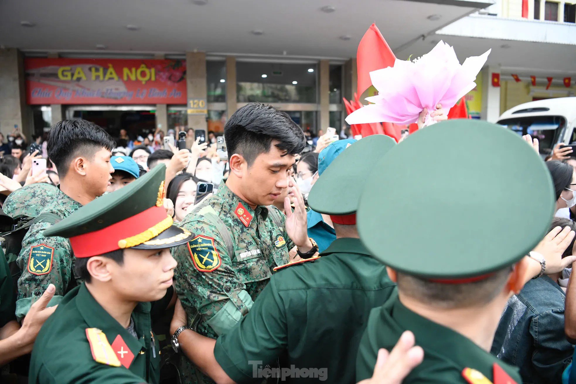 Phong thái điềm tĩnh của &#39;nam thần quân đội&#39; Lê Hoàng Hiệp thu hút sự chú ý - 8