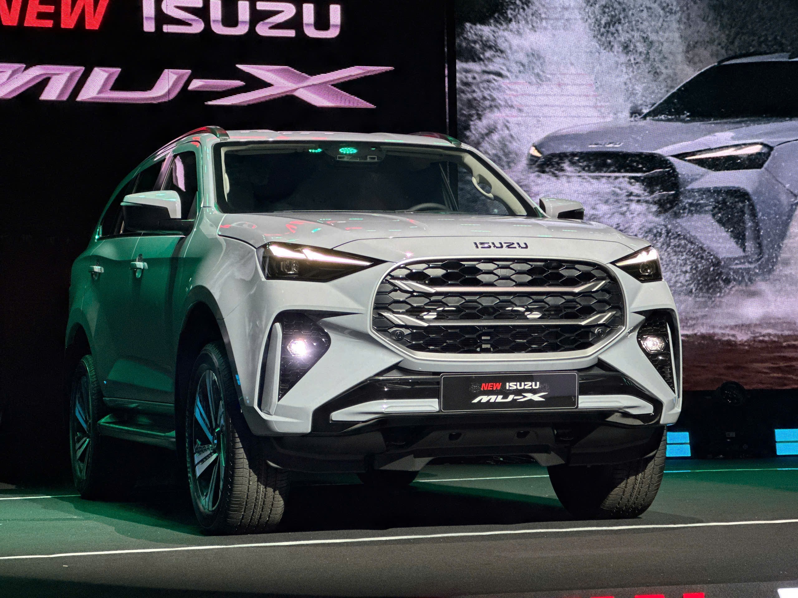 Isuzu Mu-X mới ra mắt tại Việt Nam, động cơ cũ và giá bán mới - 1