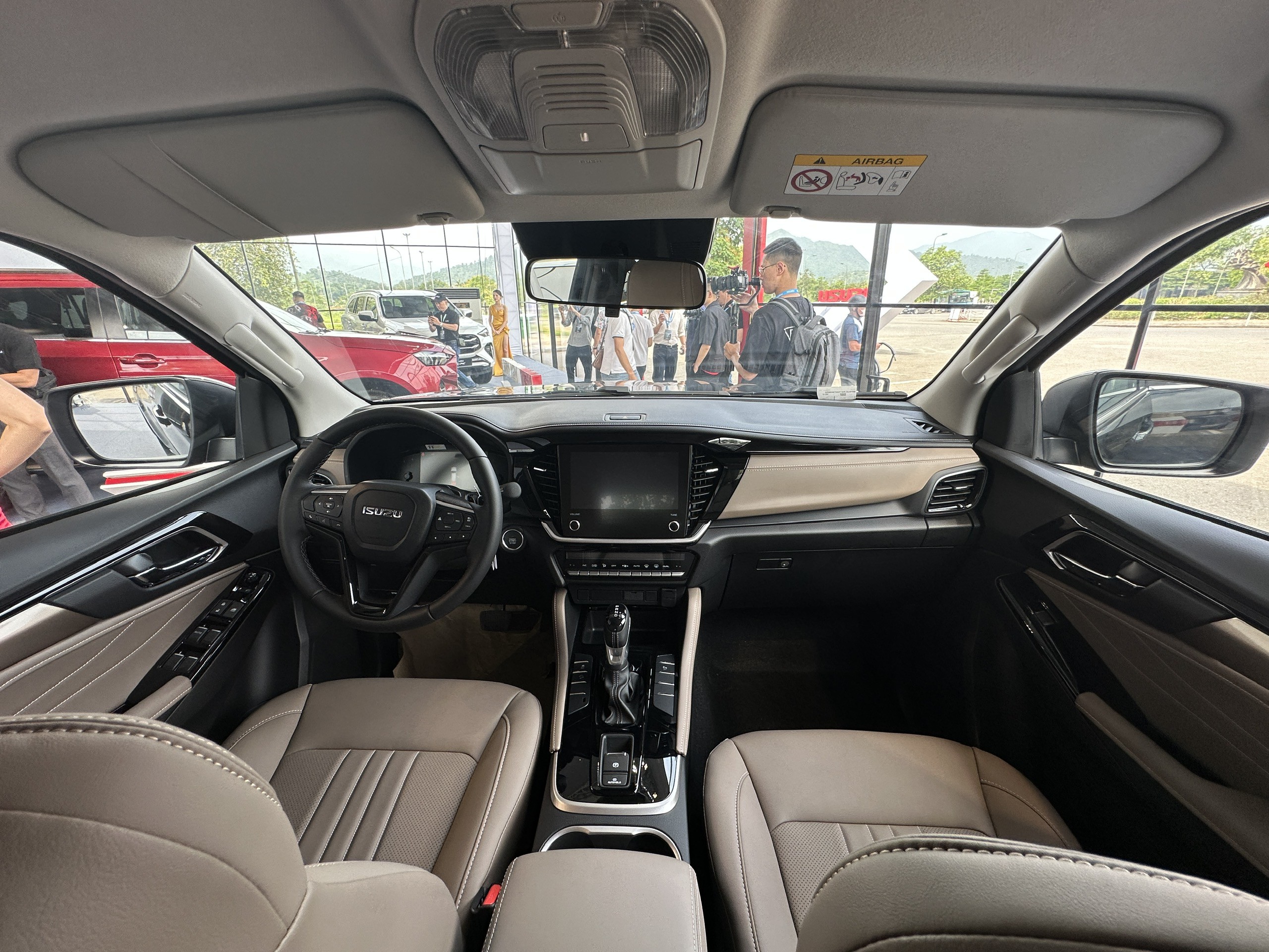 Isuzu Mu-X mới ra mắt tại Việt Nam, động cơ cũ và giá bán mới - 8