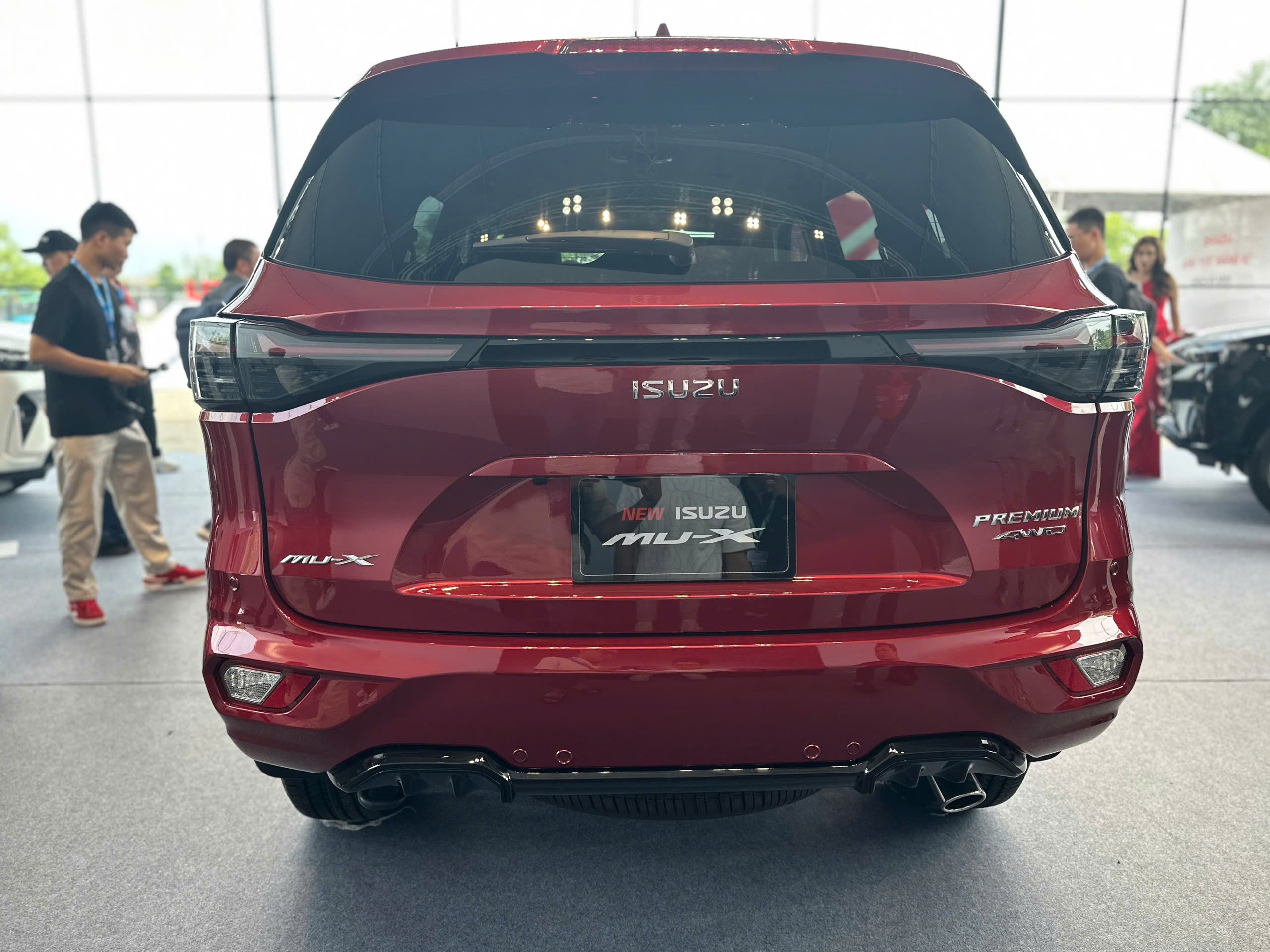 Isuzu Mu-X mới ra mắt tại Việt Nam, động cơ cũ và giá bán mới - 6