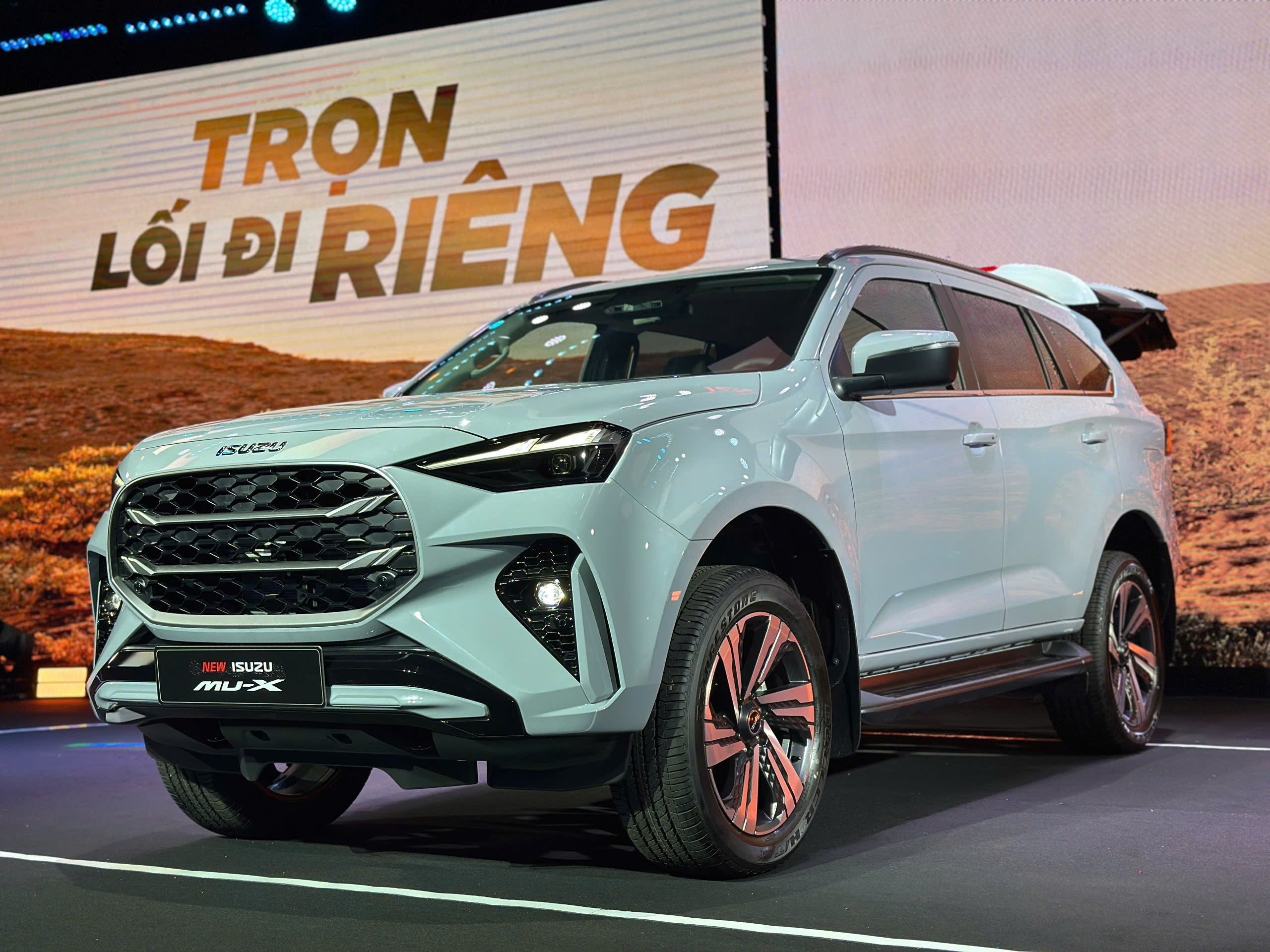 Isuzu Mu-X mới ra mắt tại Việt Nam, động cơ cũ và giá bán mới - 2