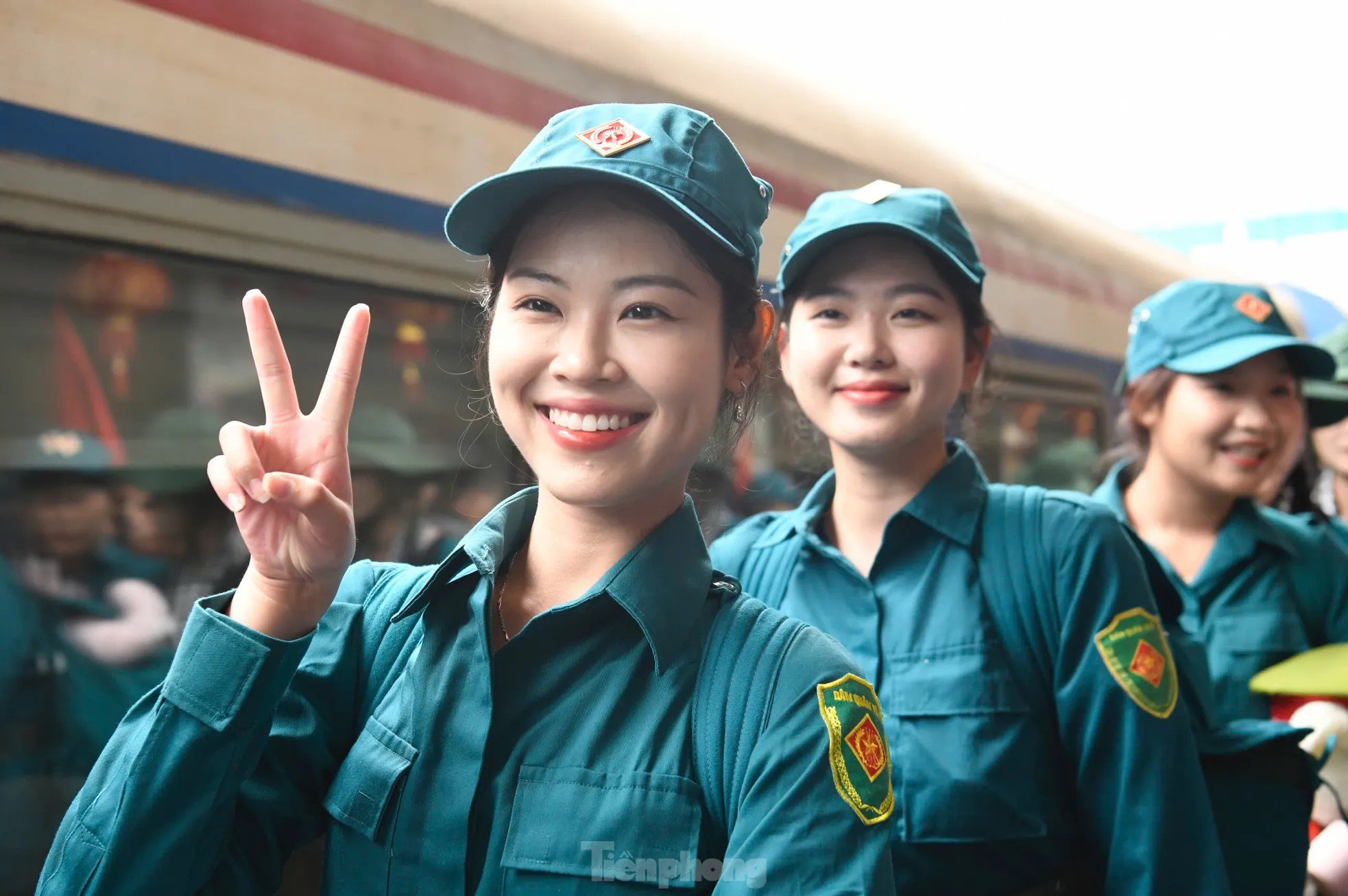 Nét đẹp nữ chiến sĩ sao vuông và du kích miền Nam trong nắng hạ Thủ đô - 4