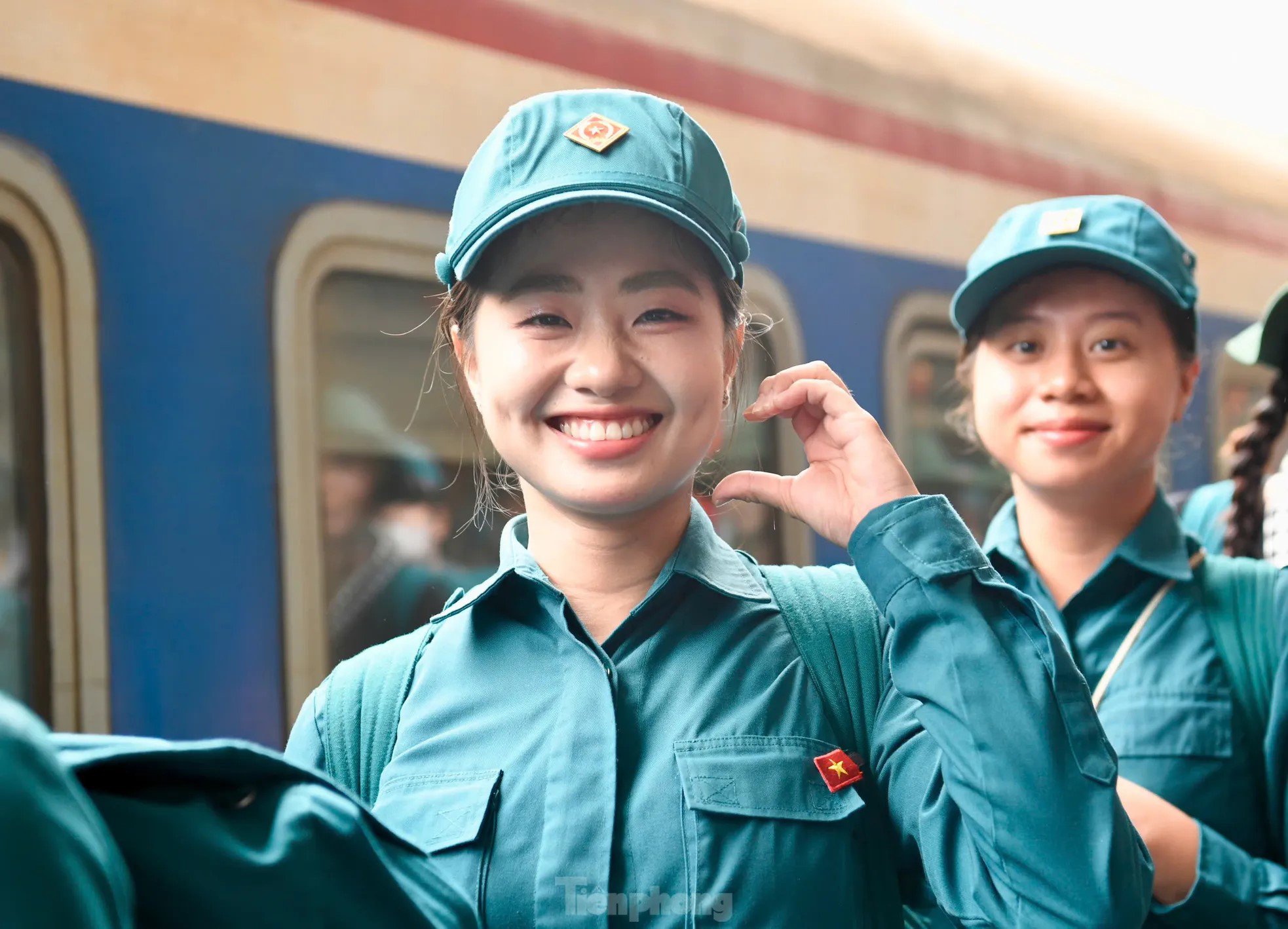 Nét đẹp nữ chiến sĩ sao vuông và du kích miền Nam trong nắng hạ Thủ đô - 7