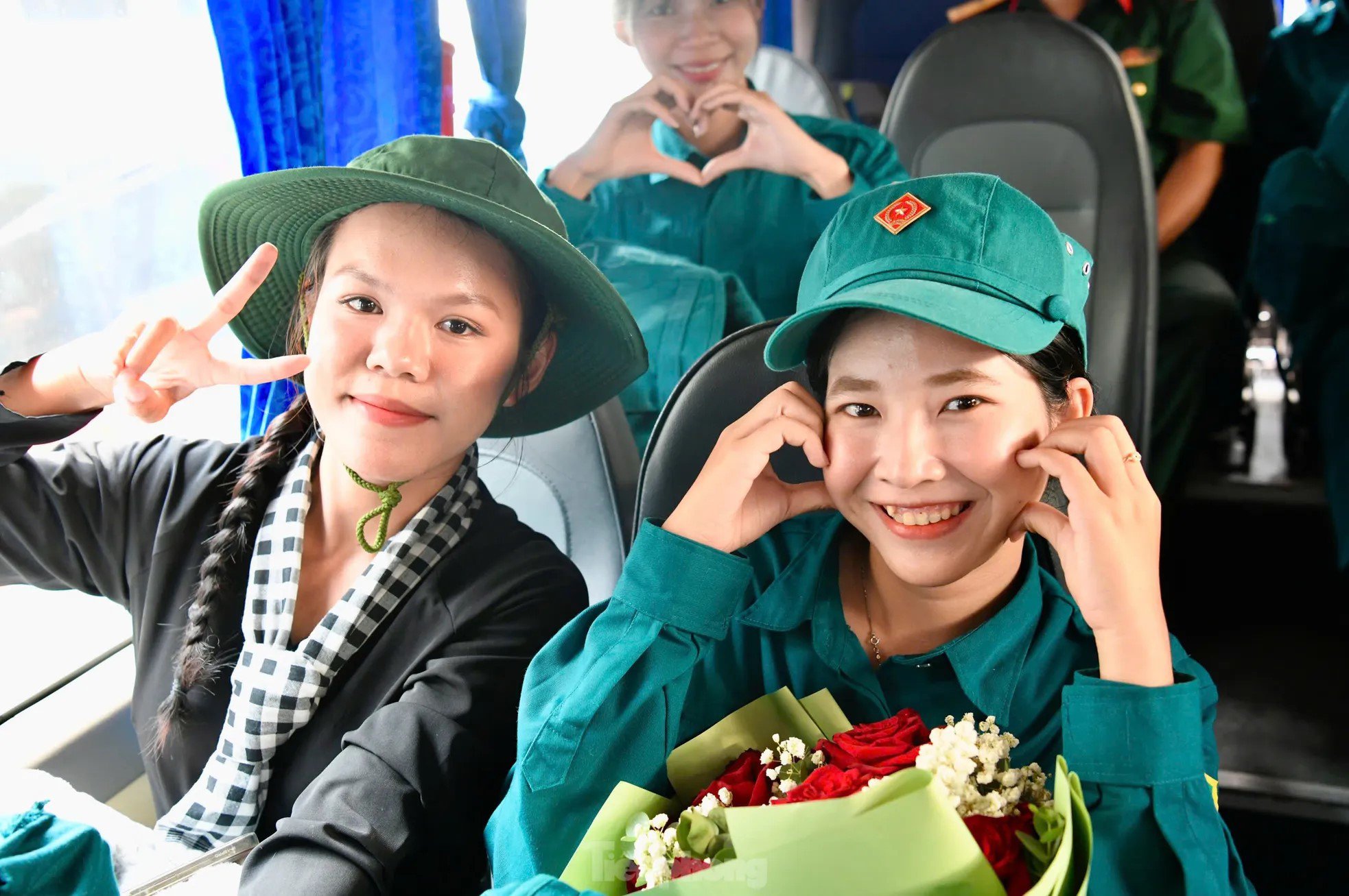 Nét đẹp nữ chiến sĩ sao vuông và du kích miền Nam trong nắng hạ Thủ đô - 10