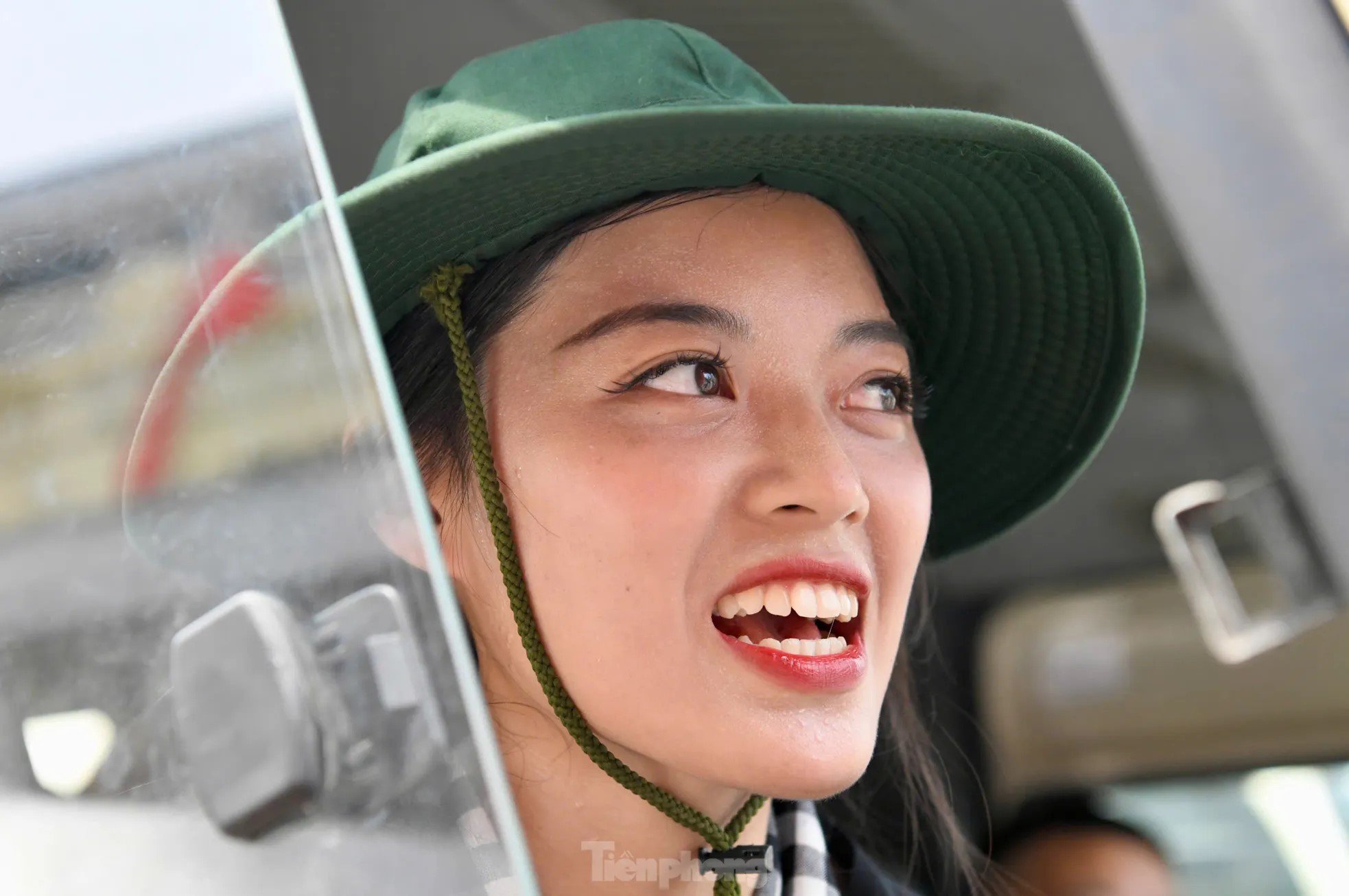Nét đẹp nữ chiến sĩ sao vuông và du kích miền Nam trong nắng hạ Thủ đô - 12