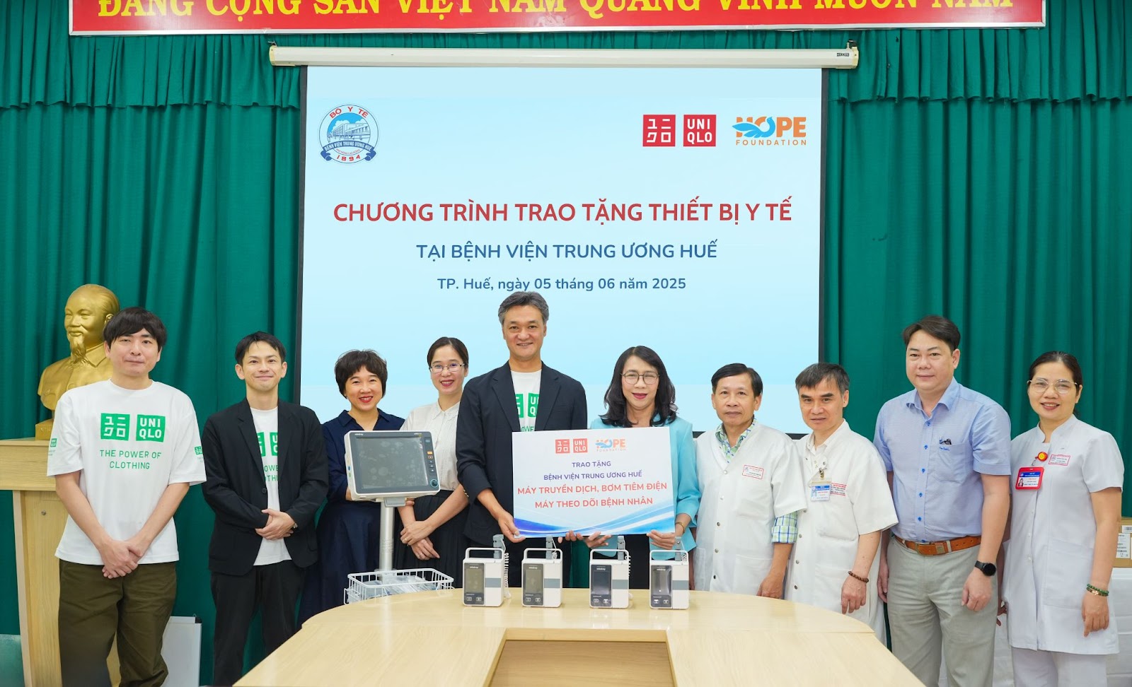 Cụ thể, UNIQLO Việt Nam đã trao tặng 7 thiết bị y tế, gồm 4 máy truyền dịch, 2 bơm tiêm điện và 1 máy theo dõi bệnh nhân, với tổng trị giá 200 triệu đồng, nhằm góp phần nâng cao chất lượng điều trị cho các bệnh nhi tại đây