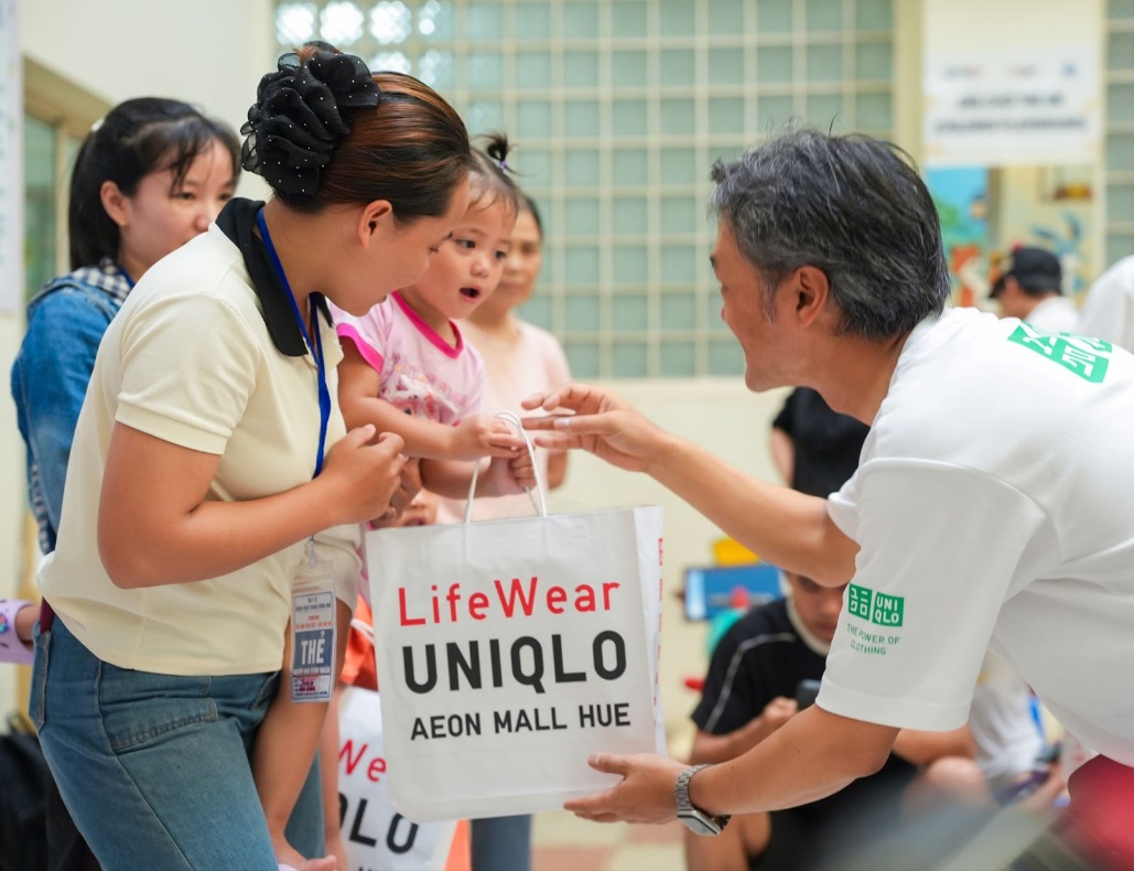 Ông Akiyama Naoki, Tổng Giám đốc UNIQLO Việt Nam trao quà cho các “chiến binh nhí”