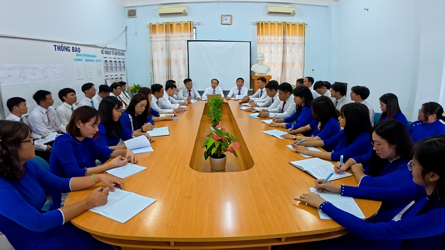 Tập thể ban giám hiệu và thầy cô giáo của trường