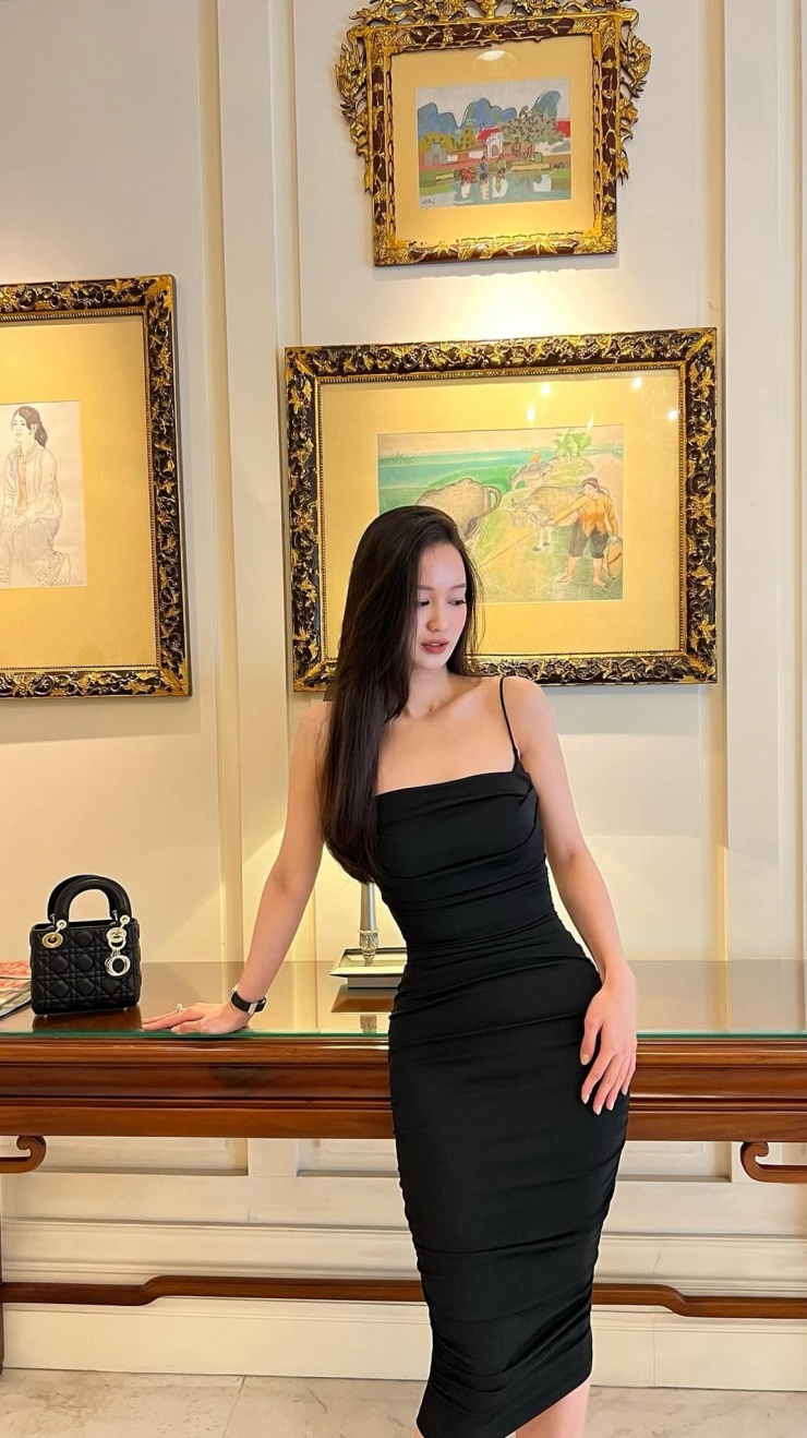 Quyết tâm theo đuổi ước mơ, Hồng Ngọc dành nửa năm học tiếng Anh, lấy chứng chỉ TOEFL và vượt qua hàng trăm thí sinh để lọt vào 20 người trúng tuyển.