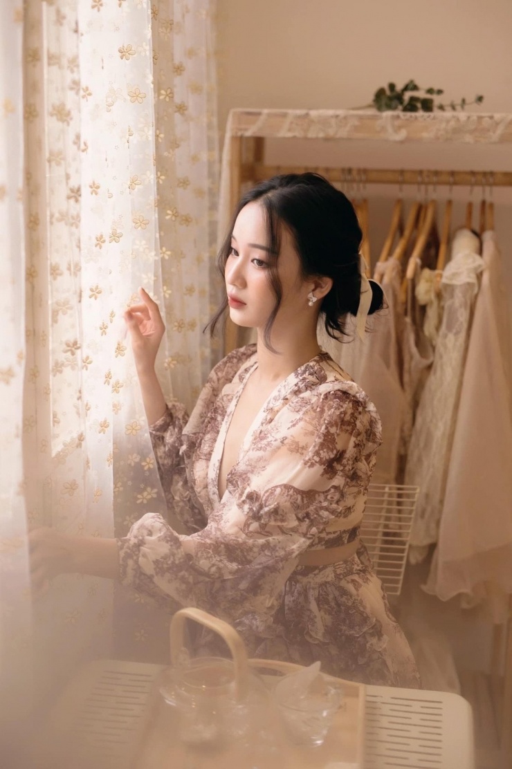 Về bí quyết duy trì vẻ đẹp dù có lịch bay dày đặc, Hồng Ngọc cho biết chế độ ăn là yếu tố quan trọng nhất. Cô duy trì chế độ ăn lành mạnh với nhiều chất xơ, rau củ, trái cây, hạn chế tinh bột và giữ thói quen ăn tối trong khoảng 17h-19h.