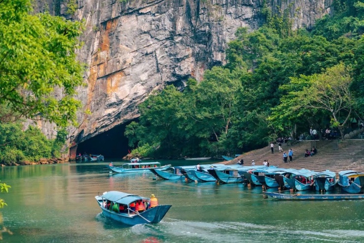 Ngày đầu tiên, du khách có thể bắt đầu hành trình với Động Phong Nha, một trong những kỳ quan thiên nhiên nổi tiếng của Quảng Bình. Được UNESCO công nhận là di sản thế giới, Phong Nha là một hệ thống các hang động khổng lồ, với những khối thạch nhũ tuyệt đẹp. Đến đây, du khách sẽ cảm nhận được sự hùng vĩ và bí ẩn của thiên nhiên qua từng mảng đá, nhũ đá trong các hang động.
