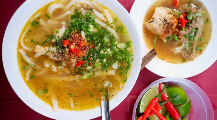Không chỉ có những điểm đến tuyệt vời, Quảng Bình còn nổi bật với nền ẩm thực đặc sắc. Du khách không thể bỏ qua món bánh lọc lá với lớp vỏ bánh mỏng mềm, nhân tôm thịt dai ngon, hay cháo canh Quảng Bình với sợi bánh canh mềm, nước dùng ngọt thanh. Hải sản ở đây cũng rất phong phú và tươi ngon, như ghẹ hấp, tôm hùm nướng hay mực nướng muối ớt. Những món ăn này chắc chắn sẽ làm hài lòng cả những thực khách khó tính nhất. Ảnh MIA