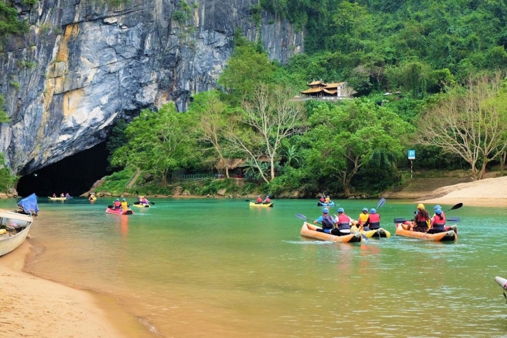 Quảng Bình không chỉ nổi bật bởi thiên nhiên kỳ vĩ mà còn có những món ăn độc đáo và những điểm đến không thể bỏ qua. Nếu du khách đang tìm kiếm một điểm đến cho cuối tuần này, Quảng Bình chính là lựa chọn lý tưởng để khám phá, nghỉ dưỡng và tận hưởng một chuyến đi đầy ắp kỷ niệm. Ảnh Traveloka