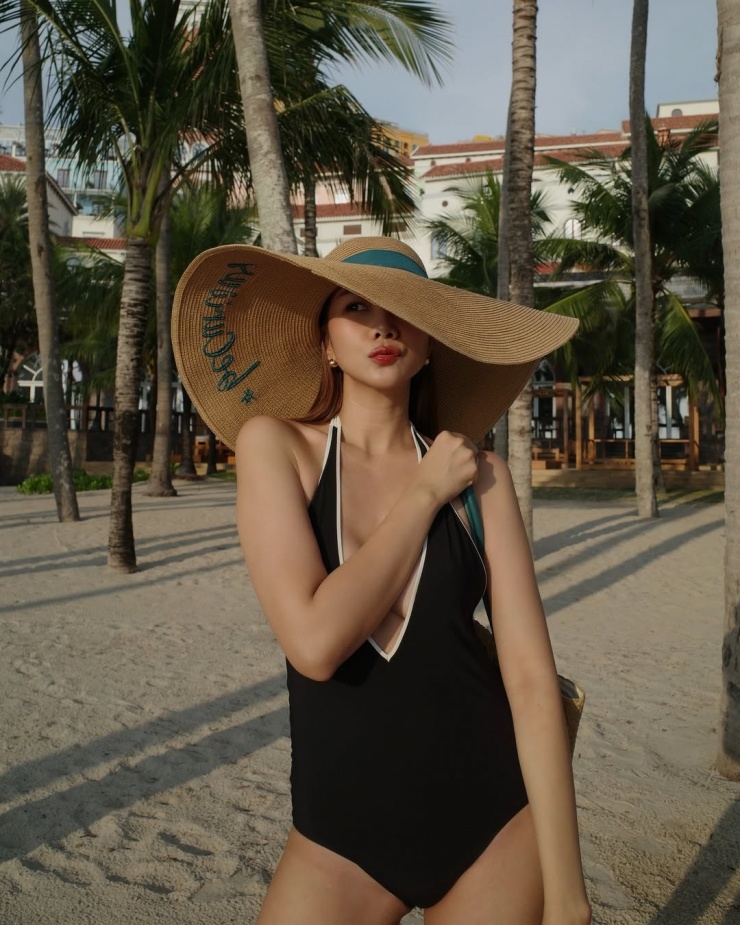Năm nay, áo tắm một mảnh là một trong những thiết kế được nhiều sao Việt diện nhiều nhất. Hôm 19/5, Thanh Hằng chia sẻ hình ảnh về chuyến đi Phú Quốc. Cô tạo dáng trên bãi biển với áo khoét ngực sâu, phối mũ rộng vành và túi cói.