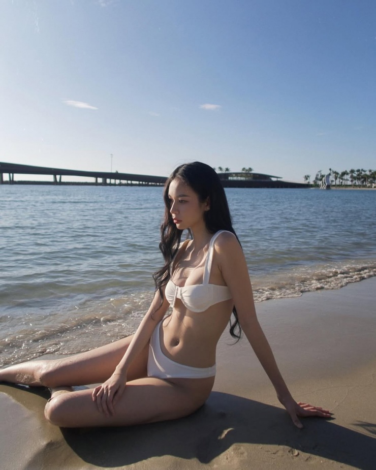 Phí Phương Anh tôn dáng trong bộ áo trắng có gọng nâng đỡ.