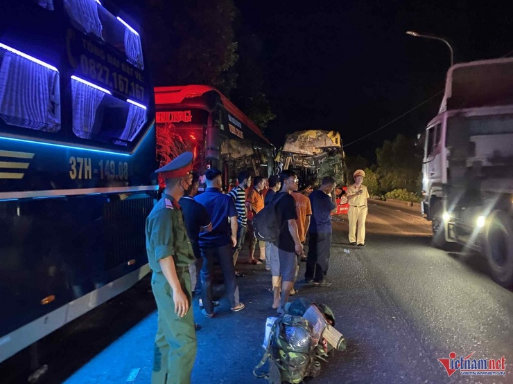 Lực lượng Công an TP Huế nhanh chóng có mặt tại hiện trường, hỗ trợ hành khách và điều tra nguyên nhân vụ tai nạn. Ảnh: QT