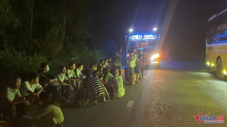 Hàng chục hành khách, trong đó có nhiều trẻ em vẫn chưa hết bàng hoàng sau vụ tai nạn xảy ra. Ảnh: QT