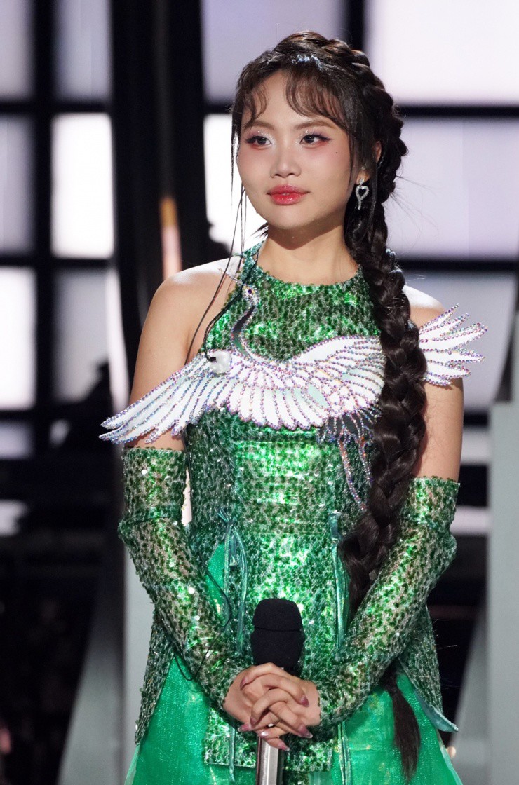 Điểm nhấn của bộ đồ là hình ảnh con cò, tượng trưng cho sự bền bỉ, chăm chỉ. "Tôi thích ý nghĩa về hình tượng con cò, sải cánh trên cánh đồng quê hương", cô nói.