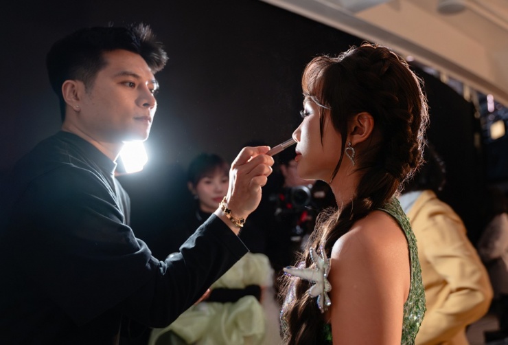 Phương Mỹ Chi chọn tông trang điểm nhẹ nhàng, tết tóc một bên.