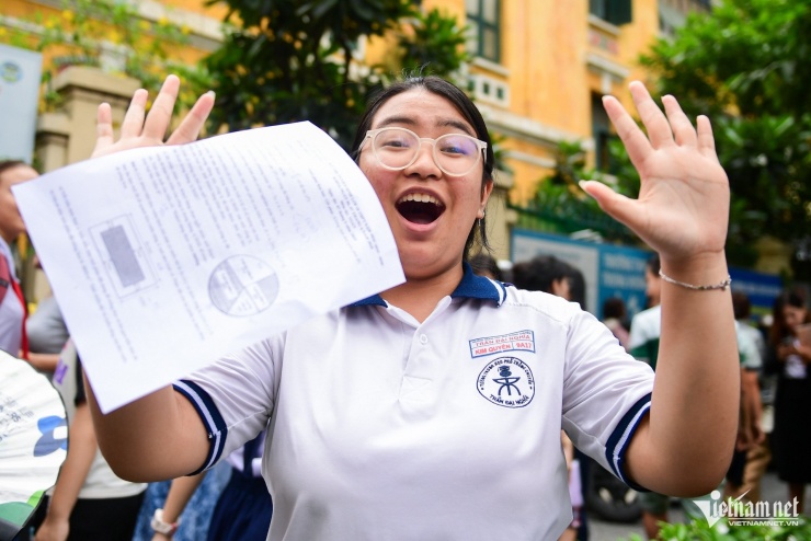 Nữ sinh thi lớp 10 ở TPHCM hô vang &#39;con được 10 điểm&#39; - 2
