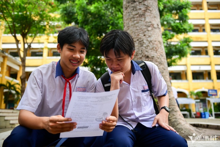 Nữ sinh thi lớp 10 ở TPHCM hô vang &#39;con được 10 điểm&#39; - 5