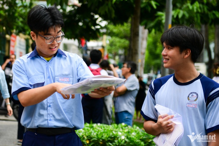 Nữ sinh thi lớp 10 ở TPHCM hô vang &#39;con được 10 điểm&#39; - 6