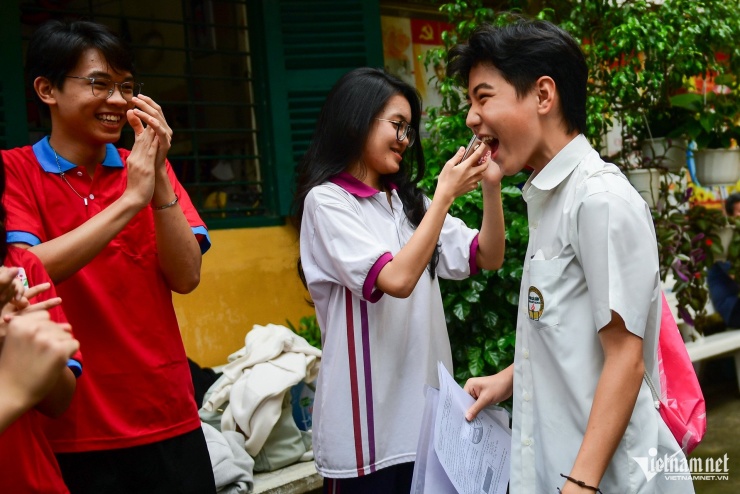 Nữ sinh thi lớp 10 ở TPHCM hô vang &#39;con được 10 điểm&#39; - 3
