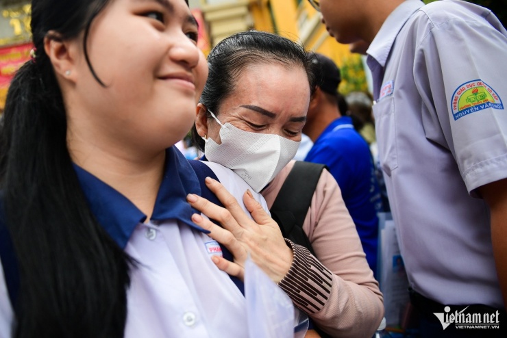 Nữ sinh thi lớp 10 ở TPHCM hô vang &#39;con được 10 điểm&#39; - 10