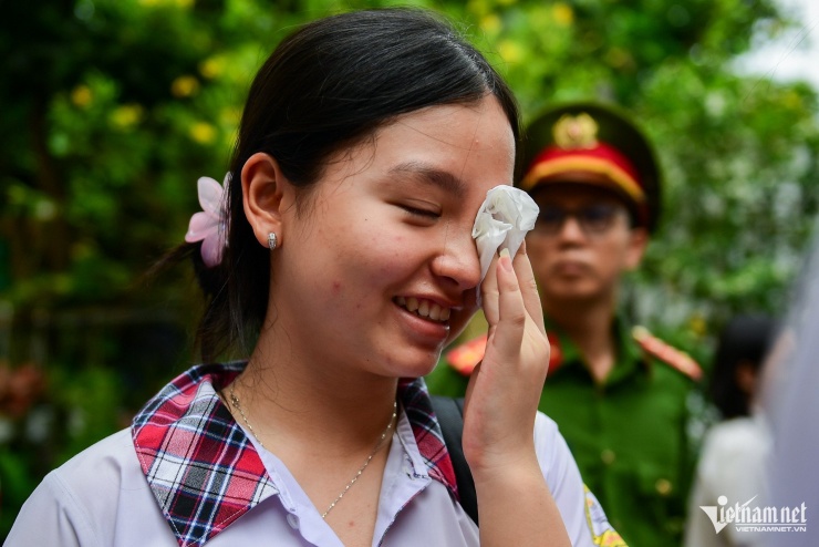 Nữ sinh thi lớp 10 ở TPHCM hô vang &#39;con được 10 điểm&#39; - 7