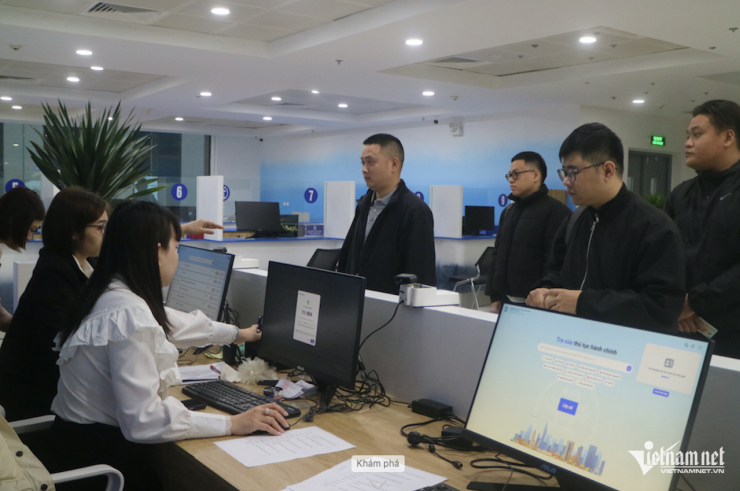 Người dân không còn phải xếp hàng nộp hồ sơ xin cấp phép xây dựng. Ảnh: N. Huyền&nbsp;
