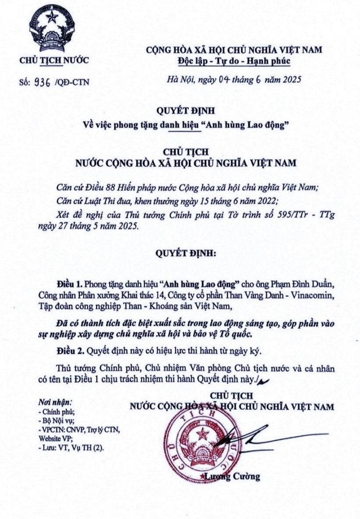 Quyết định phong tặng Anh hùng Lao động của Chủ tịch nước cho công nhân Phạm Đình Duẩn. Ảnh: TL
